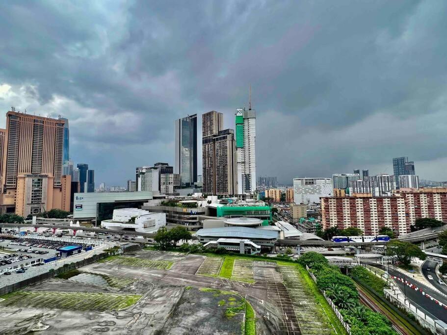 Couple At Casa Residency 5 Mins Walk To Lrt, Jalan Alor & Bukit Bintang *