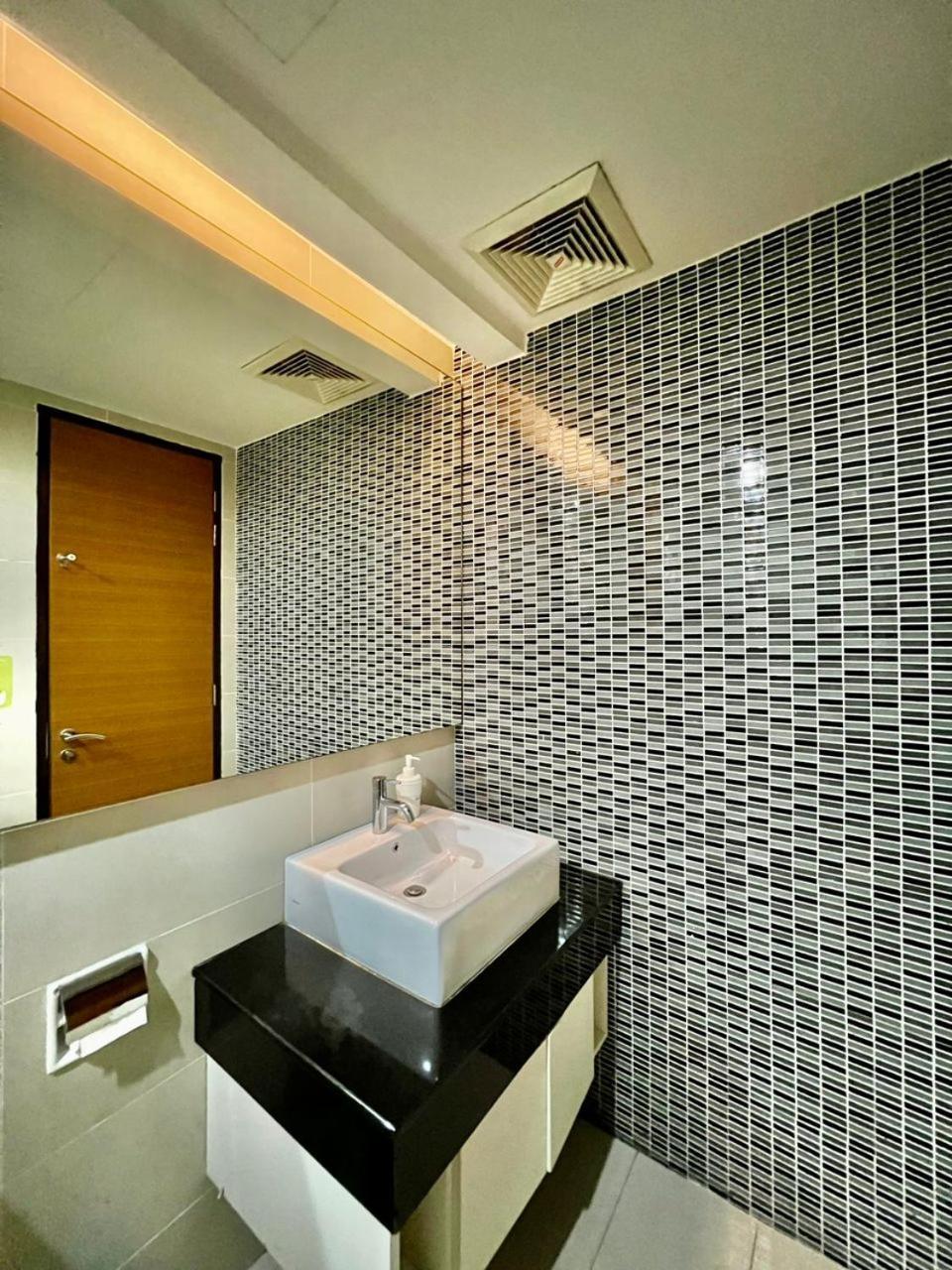 Couple At Casa Residency 5 Mins Walk To Lrt, Jalan Alor & Bukit Bintang