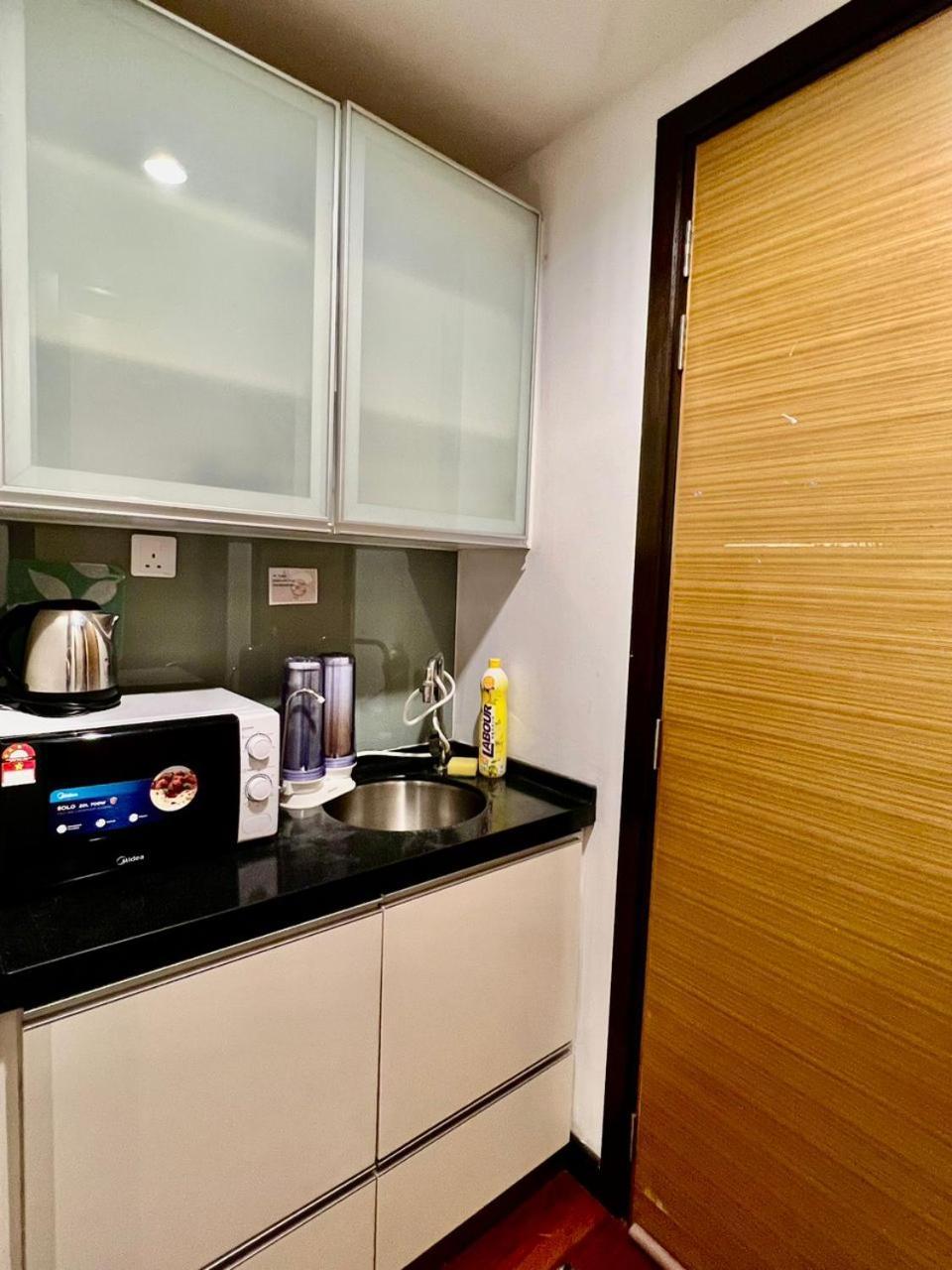 Couple At Casa Residency 5 Mins Walk To Lrt, Jalan Alor & Bukit Bintang